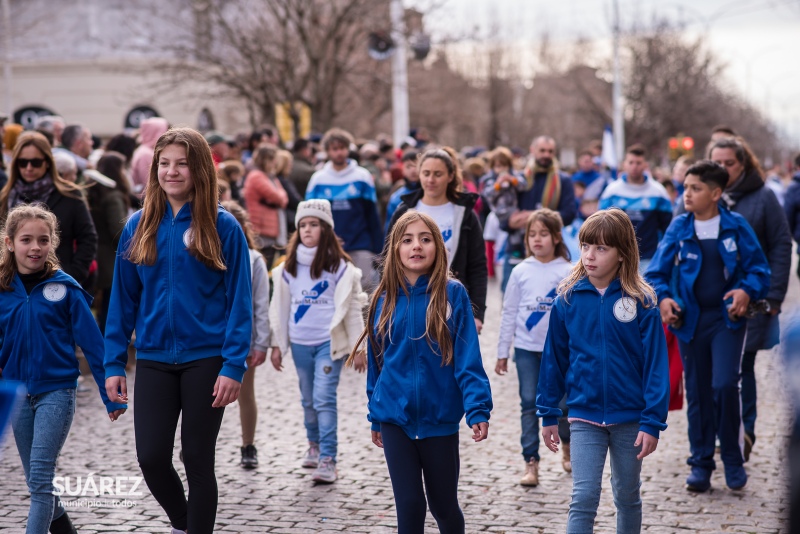 La comunidad acompañó el tradicional desfile sobre avenida Adolfo Alsina