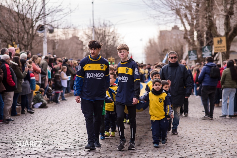 La comunidad acompañó el tradicional desfile sobre avenida Adolfo Alsina