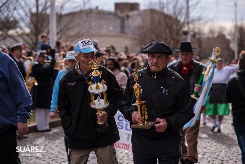 La comunidad acompañó el tradicional desfile sobre avenida Adolfo Alsina