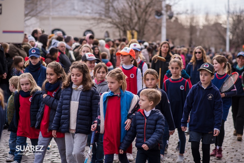 La comunidad acompañó el tradicional desfile sobre avenida Adolfo Alsina