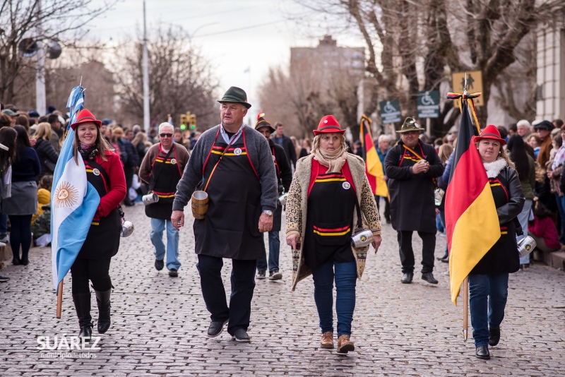 La comunidad acompañó el tradicional desfile sobre avenida Adolfo Alsina