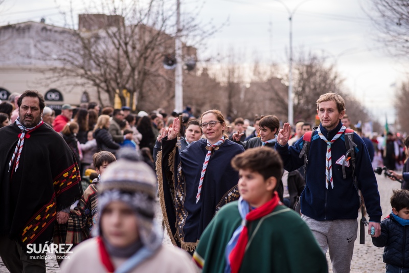 La comunidad acompañó el tradicional desfile sobre avenida Adolfo Alsina