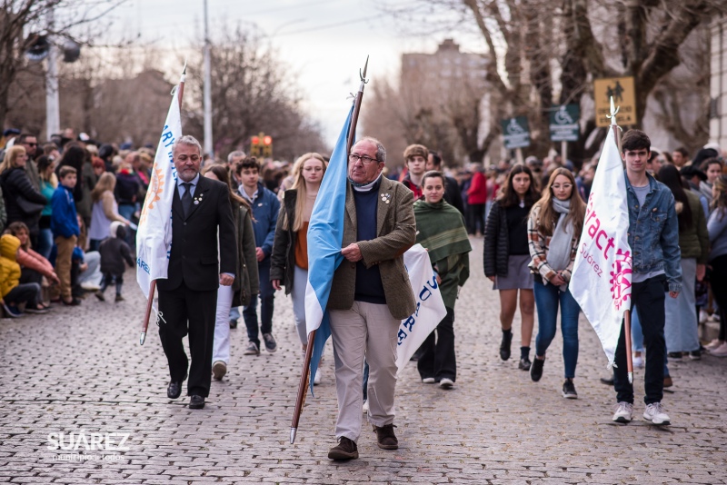 La comunidad acompañó el tradicional desfile sobre avenida Adolfo Alsina