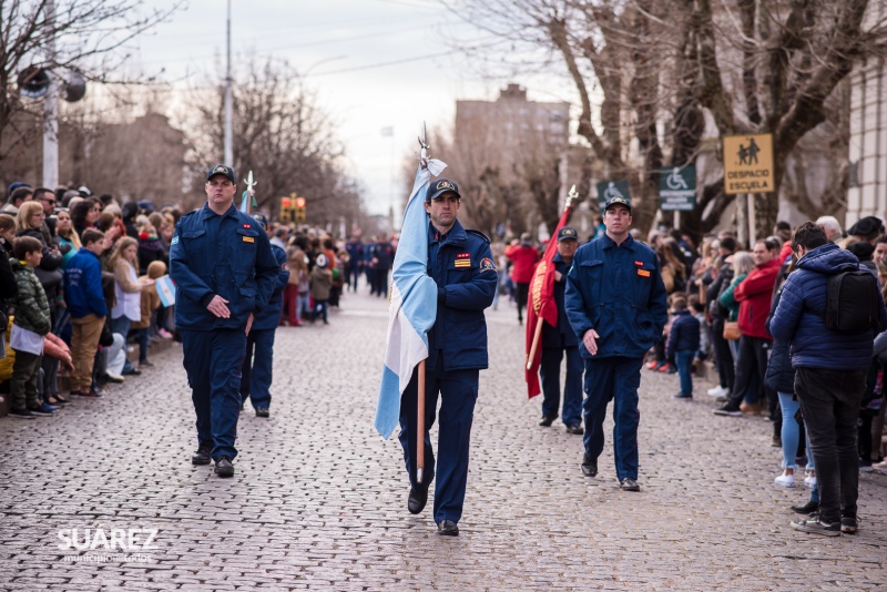 La comunidad acompañó el tradicional desfile sobre avenida Adolfo Alsina