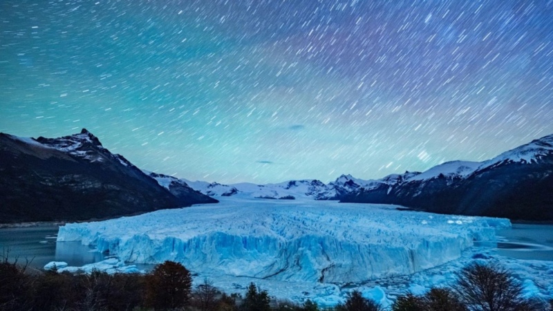 A la derecha del bloque de hielo se encuentran las luces inexplicables en el Glaciar Perito Moreno.