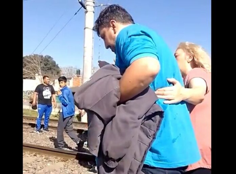 El maquinista del tren que atropelló a dos niños en Bosques fue golpeado por los familiares del menor que falleció.