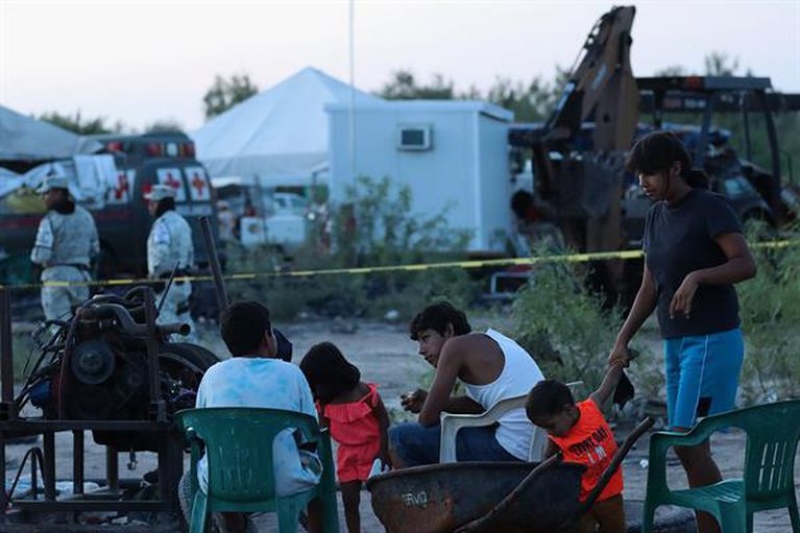 Los familiares de 10 mineros atrapados en México no pierden las esperanzas de rescatarlos con vida.