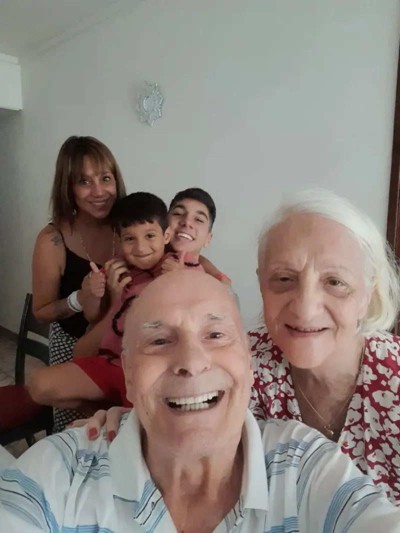  Tres generaciones: Gabriela con sus hijos Benjamín y Rocco, y sus padres Luis y Dora