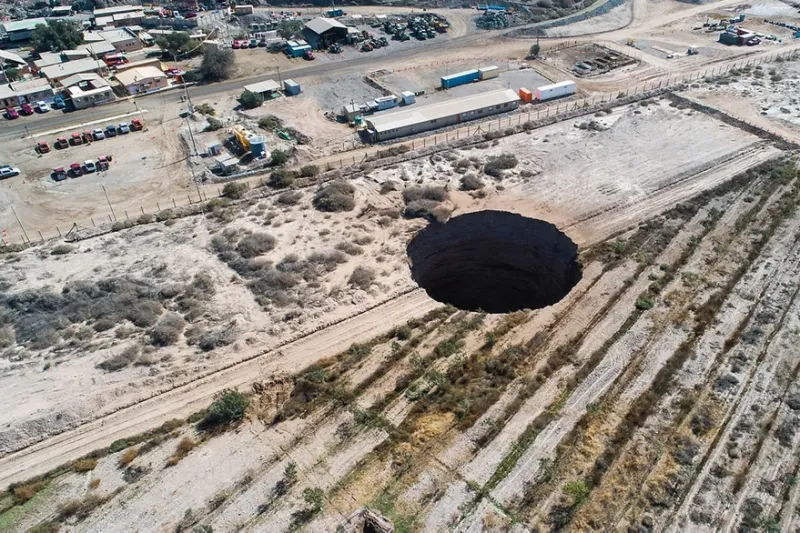 Un socavón de 32 metros de diámetro aterroriza a los vecinos de una ciudad norteña de Chile