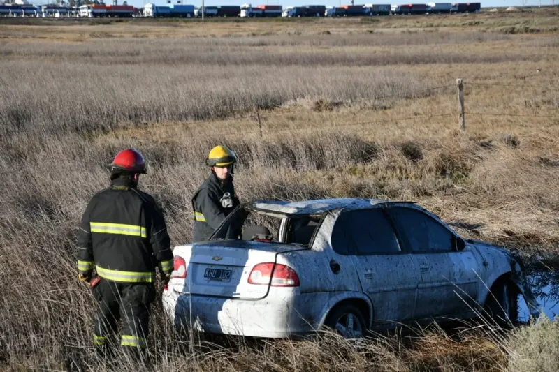 Bajó la vista un segundo, mordió banquina y terminó a los tumbos: “La sacó muy barata”