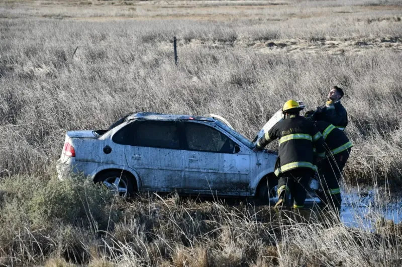 Bajó la vista un segundo, mordió banquina y terminó a los tumbos: “La sacó muy barata”