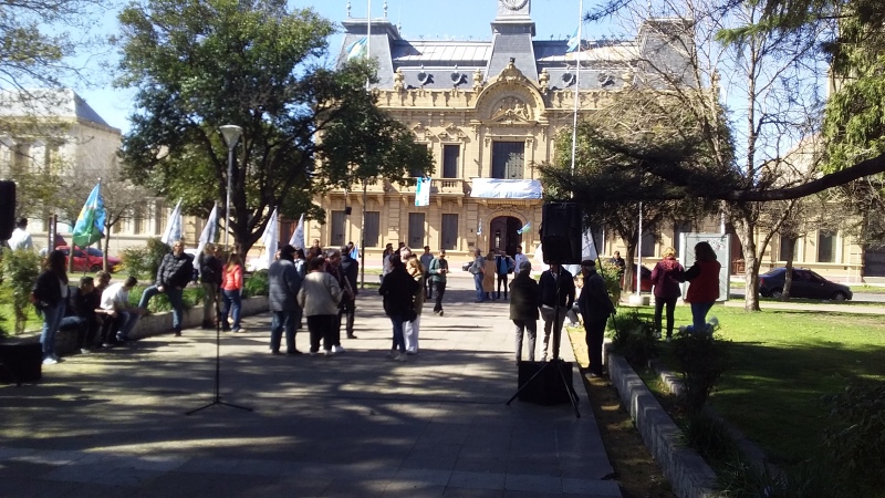 Comenzó en plaza San Martín la concentración en favor de Cristina y la democracia