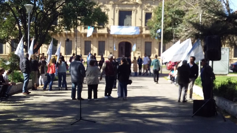 Comenzó en plaza San Martín la concentración en favor de Cristina y la democracia