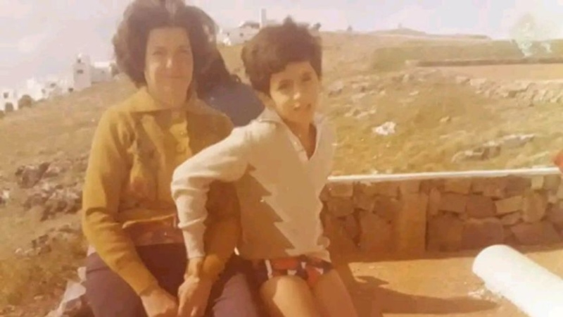 AQUÍ DE VACACIONES CON LEONOR, MI VIEJA DEL CORAZÓN EN 1977 EN PUNTA DEL ESTE, YO TENÍA 8 AÑOS