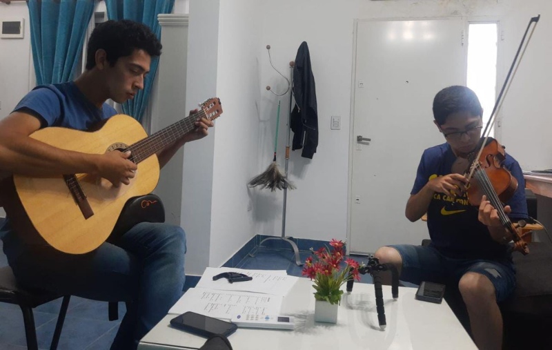 Los hermanos ensayando en casa