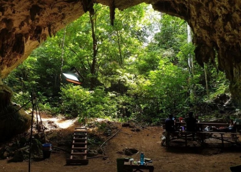 EL CUERPO ESTABA CUIDADOSAMENTE ENTERRADO EN LA CUEVA DE LIANG TEBO.