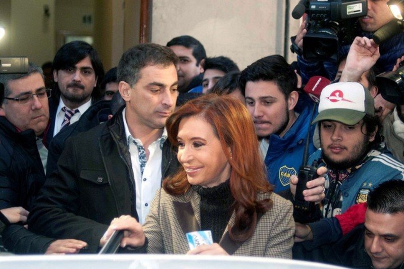 Cristina Kirchner junto a Diego Carbone, su jefe de seguridad, en la puerta de su casa