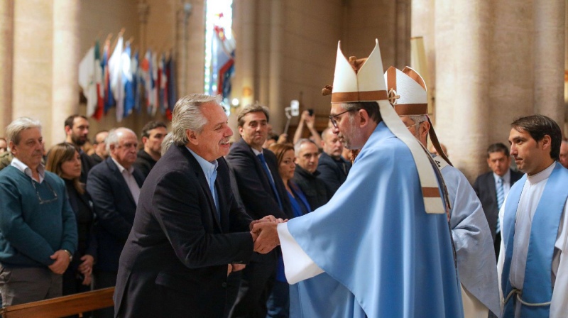 El arzobispo, Jorge Scheinig, saluda al presidente Alberto Fernández en la Basílica de Luján