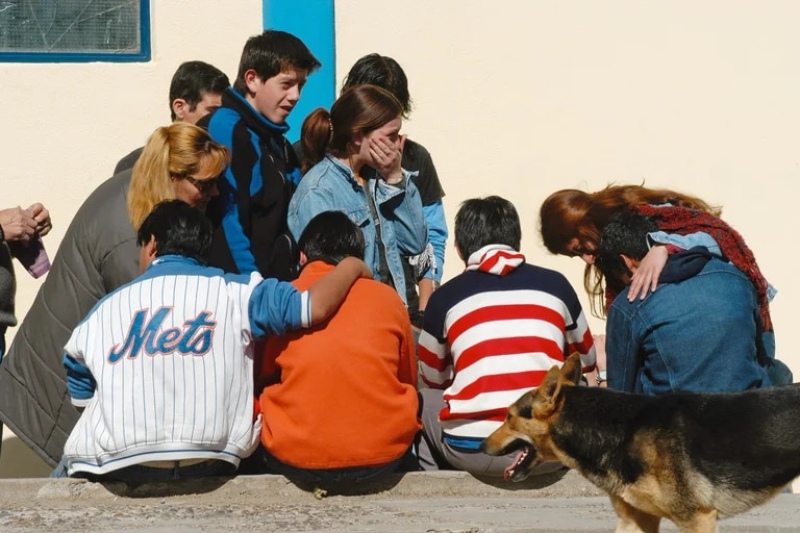 Una imagen de estudiantes frente a un nuevo aniversario de la Masacre de Patagones, la vez en la que un alumno vació el cargador de una Browning 9 milímetros en un aula