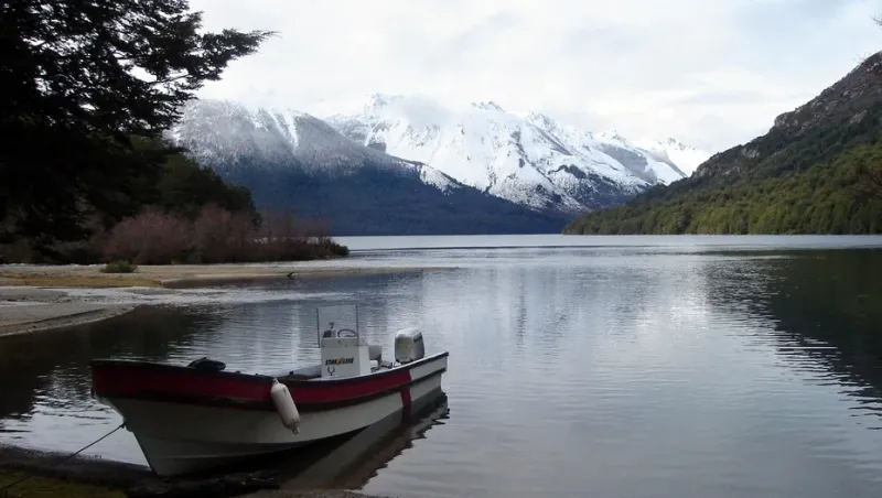 Sigue la disputa legal por un camino para llegar a un lago en Bariloche