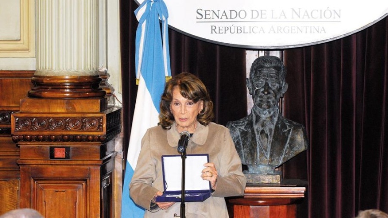 Magdalena Ruíz Guiñazú al ser condecorada por el Senado de la Nación.