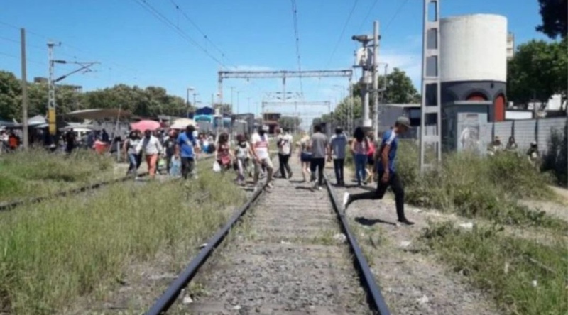 Un nene de dos años se escapó de su casa para jugar en las vías y murió atropellado por un tren