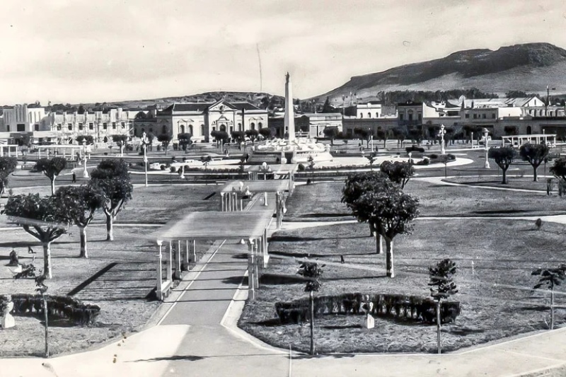 Plaza de Balcarce diseñada por Salamone (Wikipedia)