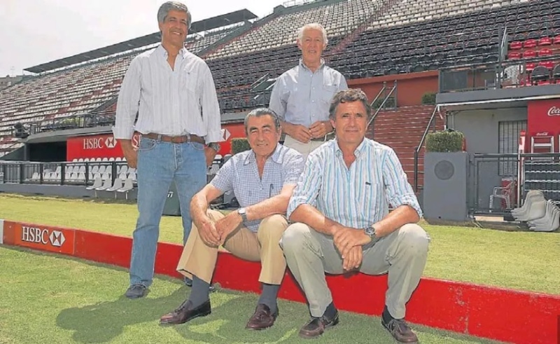 Benjamín y Horacio Araya, con Daniel González y Juan Badiola, en un encuentro de hace unos años con LA NACION