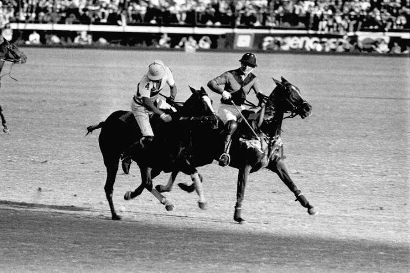 Pega Héctor Crotto, de Los Indios, ante la marca de Horacio Araya, durante la final