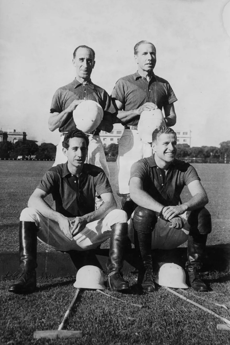 Antonio Heguy y Juan Carlos Harriott arriba, sus hijos, Horacio Antonio y Juancarlitos, abajo: ¡dos veces campeones de Palermo! Gentileza Pasión y Gloria, un siglo de polo argentino