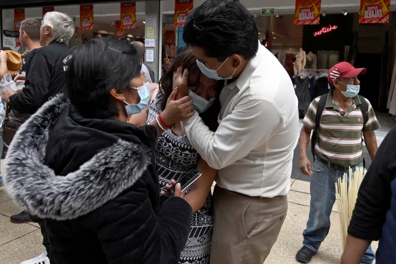 Una mujer es consolada por un hombre tras un terremoto en México el 19 de septiembre de 2022.