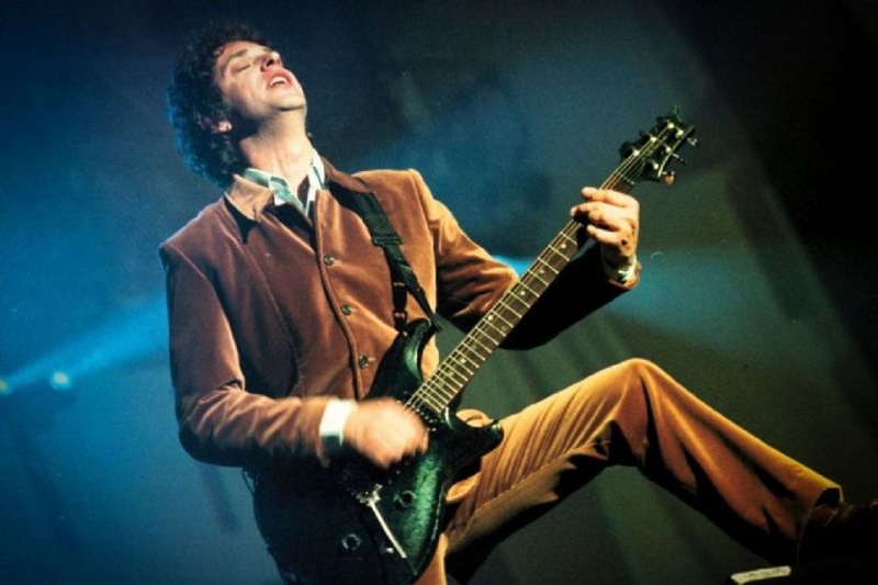 Gustavo Cerati en el último recital de Soda Stereo, en el estadio de River Plate en 1997, donde inmortalizó la frase ”Gracias Totales”.