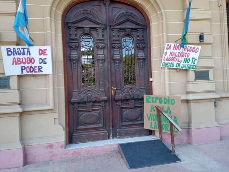 Los municipales siguen exigiendo la renuncia de un funcionario acusado de violencia laboral