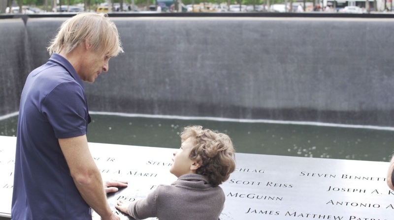 Junto a Benjamín, su hijo, en el Monumento Nacional al 11S