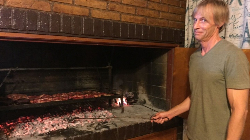 En Mendoza, haciendo asado, un clásico que comparte junto a sus amigos locales 