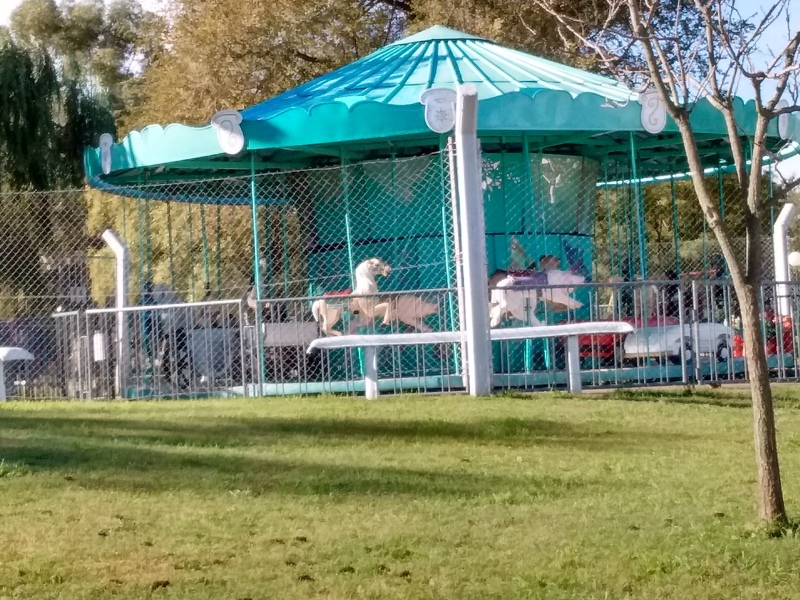 Comenzaron tareas de reparación y puesta en valor de la calesita de la Plaza Tambor de Tacuarí