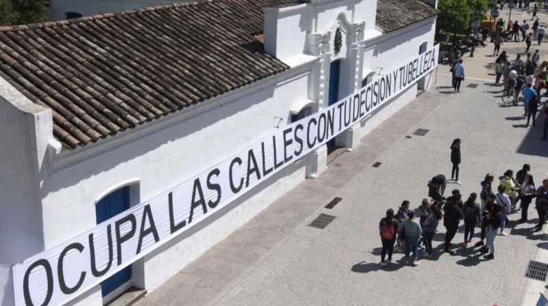 Con una tijera cortaron la tela que rodeaba la fachada