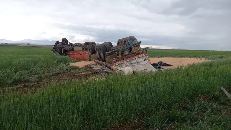 Volcó con su camión en la ruta 33 y falleció en el acto