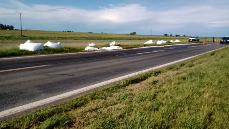 Un camión perdió parte de una sustancia peligrosa cuando circulaba por la Ruta 3