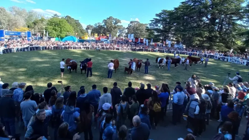 La Rural criticó el estado de los caminos rurales y Moccero contestó que no era momento para hablar de política