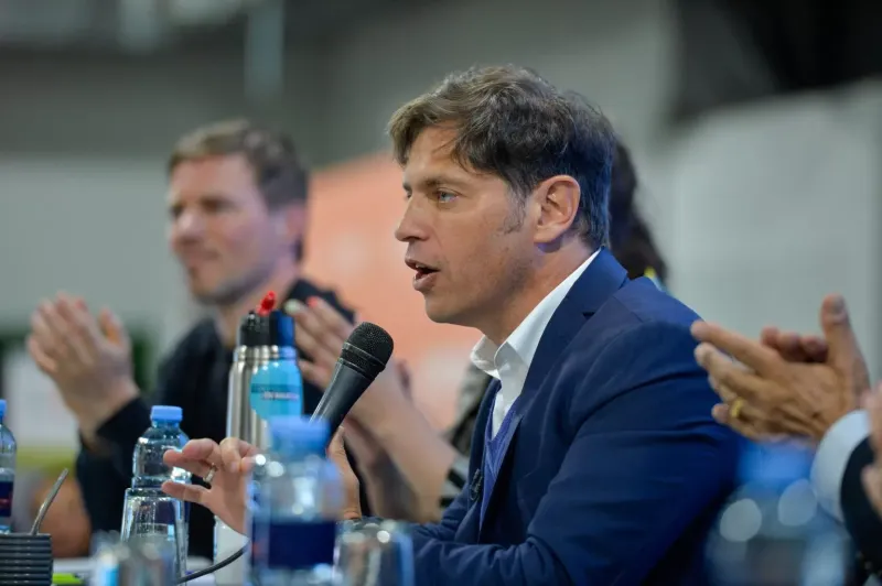 Kicillof firmó un aumento salarial del 90% con estatales bonaerenses