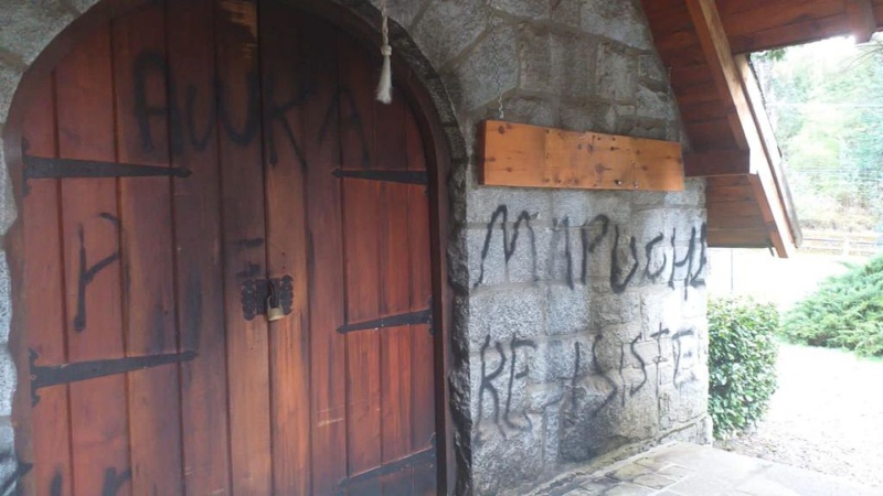 Capilla Nuestra Señora de la Asunción de Villa La Angostura, vandalizada tras el operativo del martes.