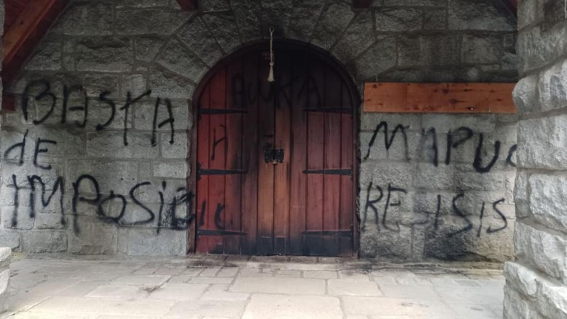 Capilla Nuestra Señora de la Asunción, en Villa La Angostura, vandalizada por mapuches