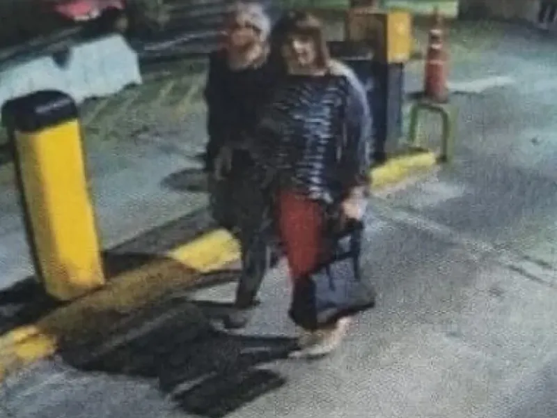  La viuda negra caminando junto a una de sus víctimas