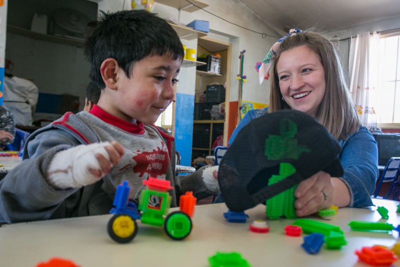 Francisco, el niño con piel de cristal que venció los pronósticos, ya va a la escuela