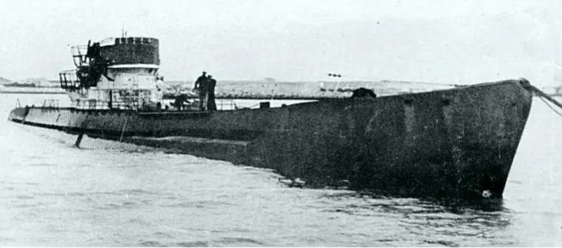 El U-530 en el Puerto de Mar del Plata siendo inspeccionado por marinos argentinos.