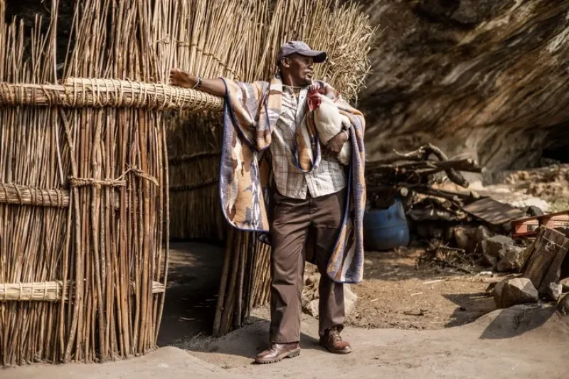 Ndlovu, de 40 años, uno de los habitantes de las cavernas