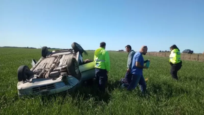 Fuerte vuelco en la ruta de acceso a Pehuen Có: una mujer fue hospitalizada