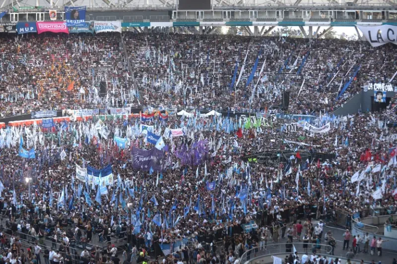 “Cristina presidenta”: con un estadio rebalsado de expectativa, cómo se vivió desde adentro el acto de CFK en La Plata