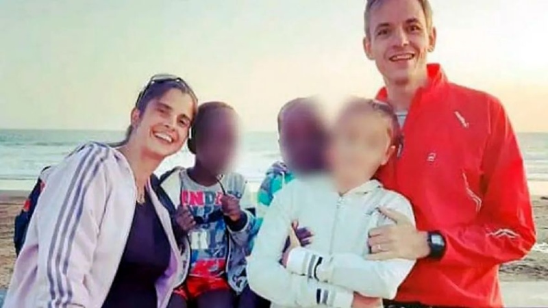 Atraparon a la pareja que abandonó a dos niños africanos en Bahía Blanca